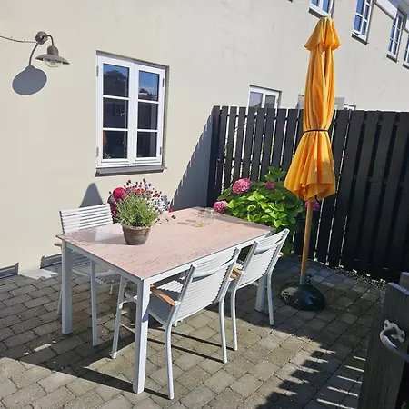 A Med Dejlig Gardhave Pa Thuro Kaeledyr Er Ikke Gratis Og Skal Tilfojes Apartmán Svendborg