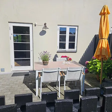 A Med Dejlig Gardhave Pa Thuro Kaeledyr Er Ikke Gratis Og Skal Tilfojes Apartmán Svendborg