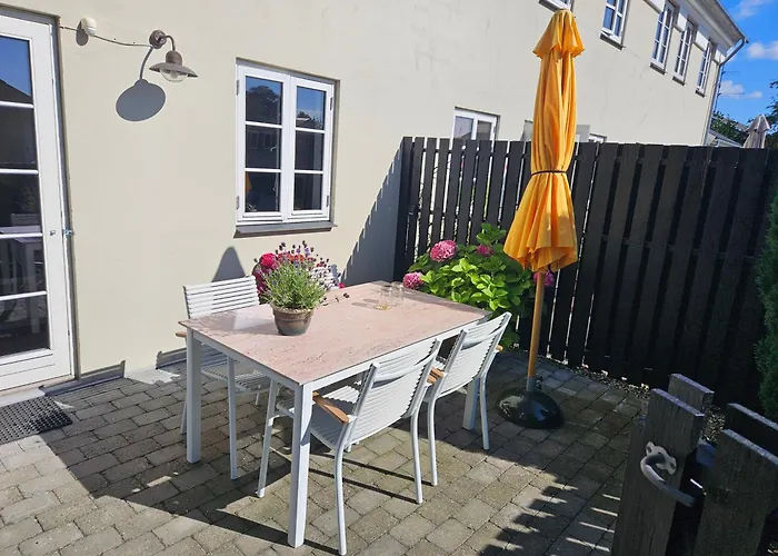 A Med Dejlig Gardhave Pa Thuro Kaeledyr Er Ikke Gratis Og Skal Tilfojes アパート スベンボー